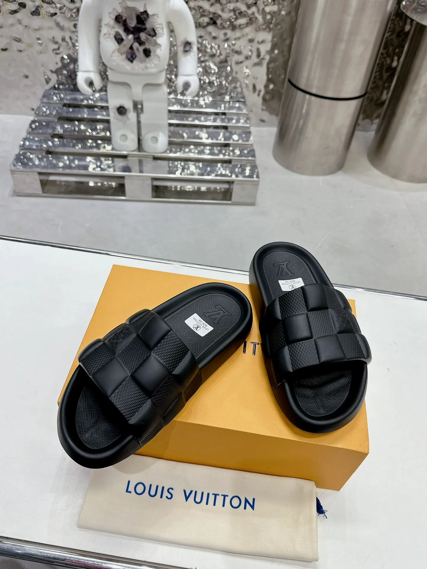 [L Home] P: 280💰 ▪️Shoe size: Women's 35-40 Men's 38-46▪️Packaging: Counter top quality~original packaging 𝟐𝟎𝟐5 Louis Vuitton counter's new embossed slippers, lv monogram embossed slippers, Waterfront sandals are back with a new look, and the upper buckle is embossed with lv's iconic Monogram pattern. Made of waterproof rubber with a comfortable and resilient insole. The lightweight, flexible outsole is embossed with the Louis Vuitton logo. ▪️Fabric: Original molded rubber foam surface ▪️Technology: embossed logo ▪️Sole: Original molded rubber foam outsole ▪️Sole thickness: 3CM.